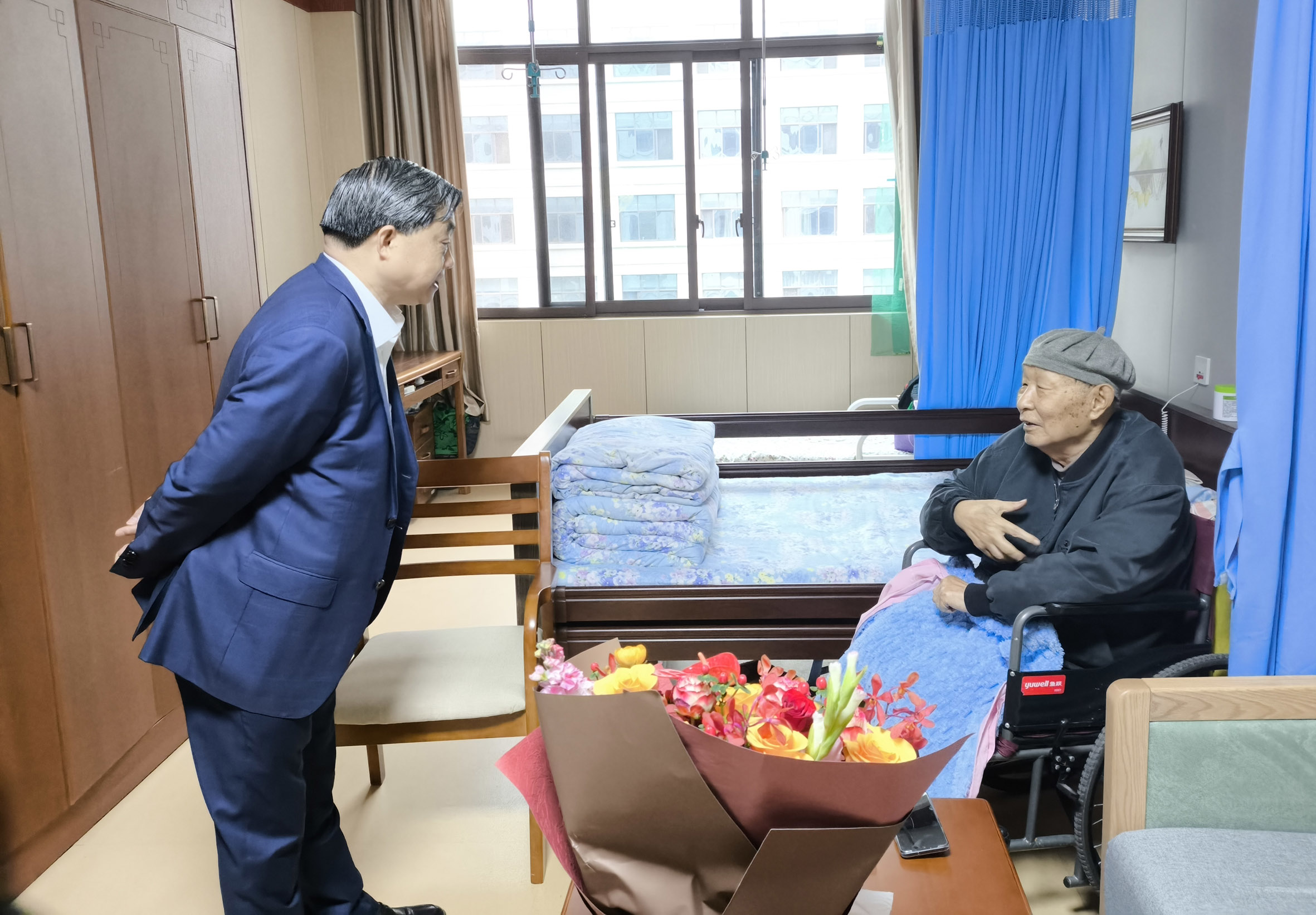 集團(tuán)董事長傅剛義重陽節(jié)登門慰問離休老干